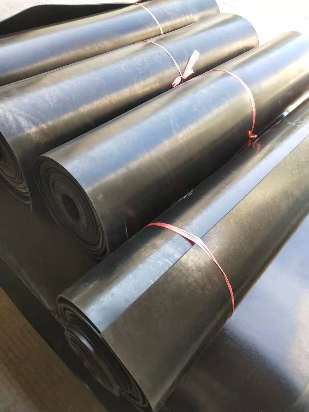 丁腈橡膠板：是由丁二烯和丙烯腈經(jīng)乳液聚合法制得的，丁腈橡膠主要采用低溫乳液聚合法生產(chǎn)。
